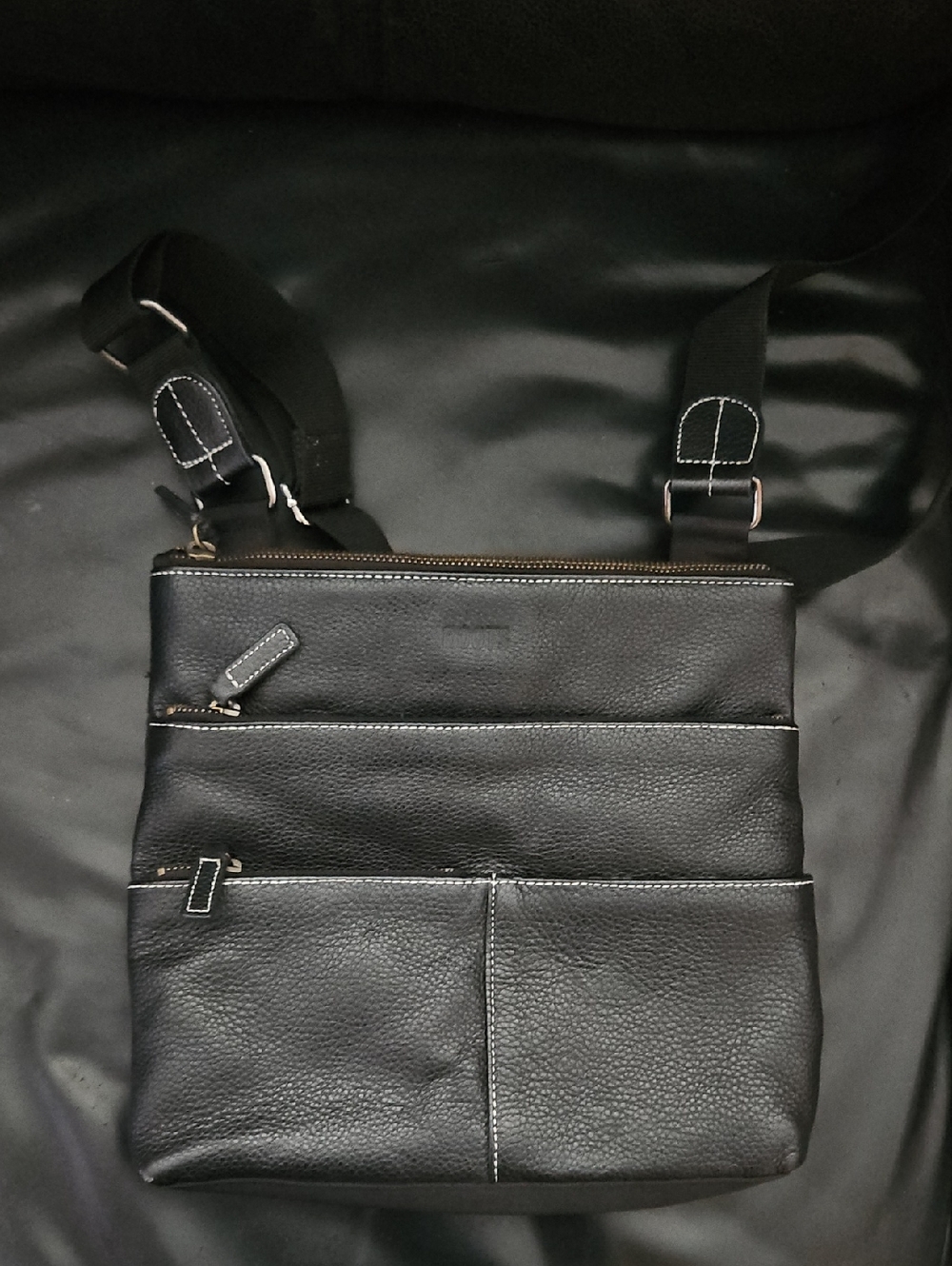 ROOTS Pebbled Leather  Crossbody Bag M  Black  Stainless Steel Hardware Zipper
